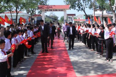 Đoàn công tác Ủy ban Dân tộc thăm, tặng quà học sinh Trường PTDTNT THCS huyện Ea Súp